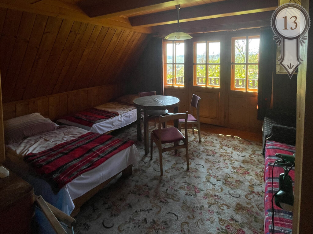 Pokój nr 13, trzyosobowy z możliwością dostawki.